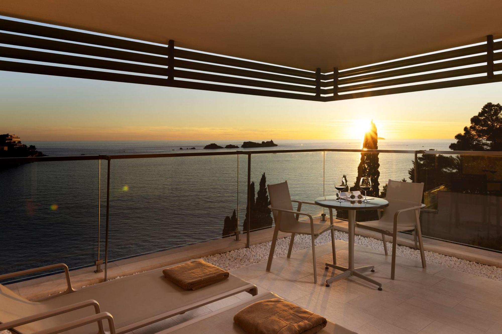 Special Offer - Superior Sea View Room with Balcony and Half day Private Boat Tour