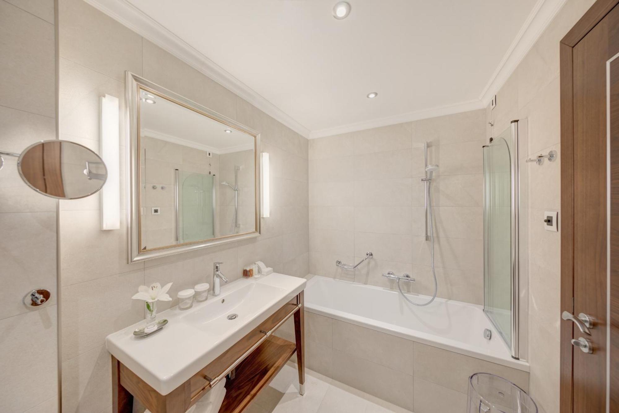 Double or Twin Room with Balcony and Sea View